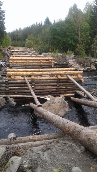 Жители карельского поселка своими силами построили мост (9 фото)