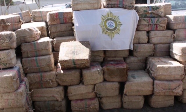 Полиция показала 9,5 тонн кокаина с задержанного судна ESER (5 фото)