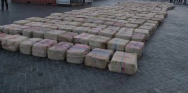 Полиция показала 9,5 тонн кокаина с задержанного судна ESER (5 фото)