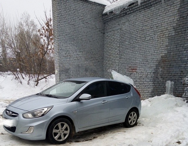Почему не следует парковаться близко к зданиям в оттепель? (2 фото)
