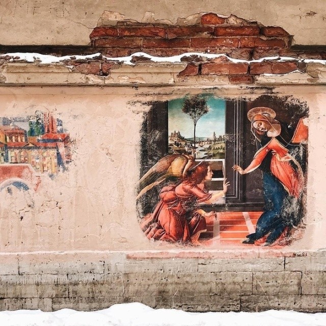 Жители Санкт-Петербурга восстановили закрашенные коммунальщиками граффити (4 фото)