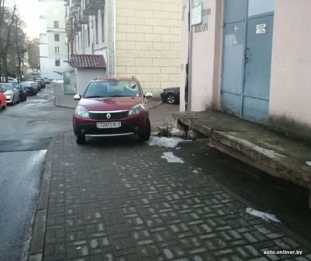 Водитель поплатился за парковку на тротуаре возле дома (2 фото)