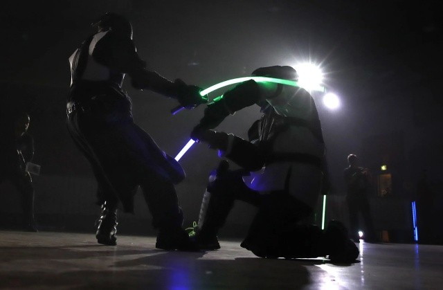 Поединки на световых мечах стали официальным видом спорта (8 фото)