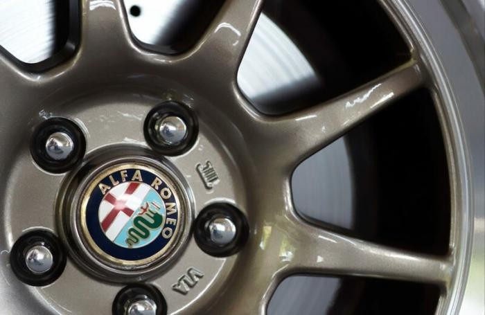 Молодожены вдвоём восстановили Alfa Romeo GTV6 (8 фото)