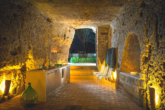 Дом в пещерах исторического городка в Италии (14 фото)