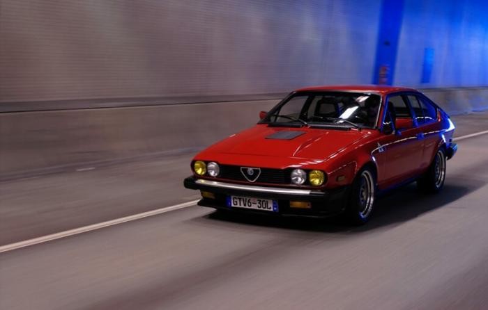 Молодожены вдвоём восстановили Alfa Romeo GTV6 (8 фото)
