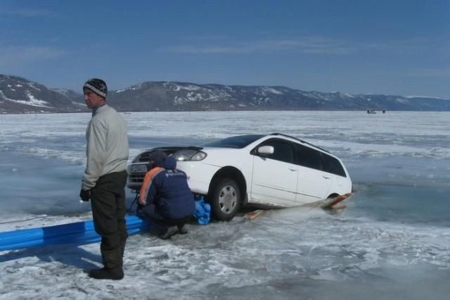 Когда приехали рыбачить на Байкал переоценили прочность льда (24 фото)
