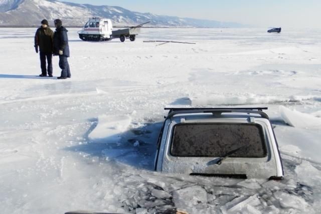 Когда приехали рыбачить на Байкал переоценили прочность льда (24 фото)