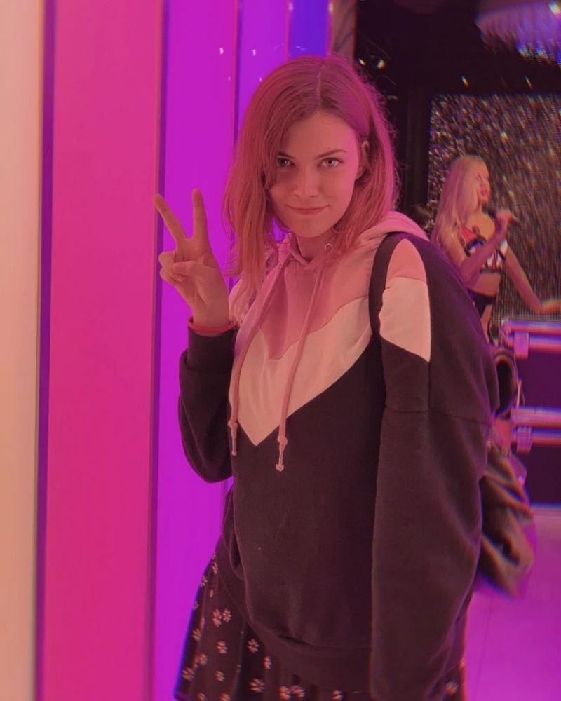 Звезда Twitch - 24-летняя Ника с роскошной грудью (15 фото)