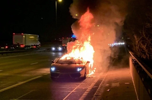 Дорогостоящий Lamborghini загорелся во время поездки (7 фото)