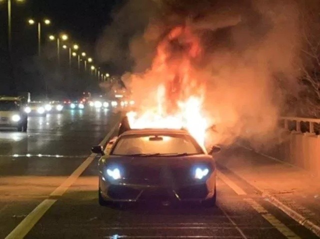 Дорогостоящий Lamborghini загорелся во время поездки (7 фото)
