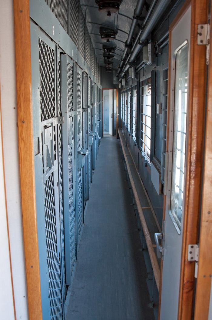 Экскурсия по вагону для перевозки заключенных (17 фото)