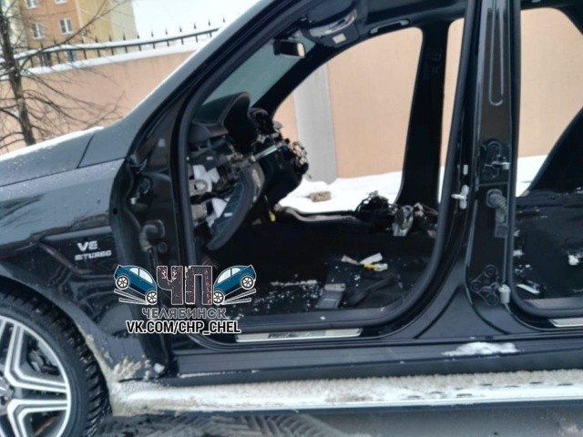 В Челябинске злоумышленники разобрали внедорожник Mercedes за одну ночь (6 фото)