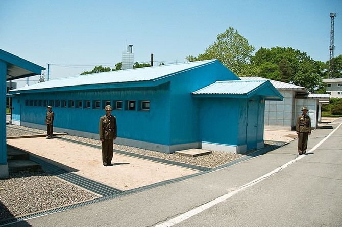 Панмунджом – граница между Северной и Южной Кореей (9 фото)