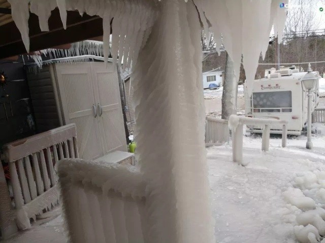 Пляжный домик во льдах (6 фото)