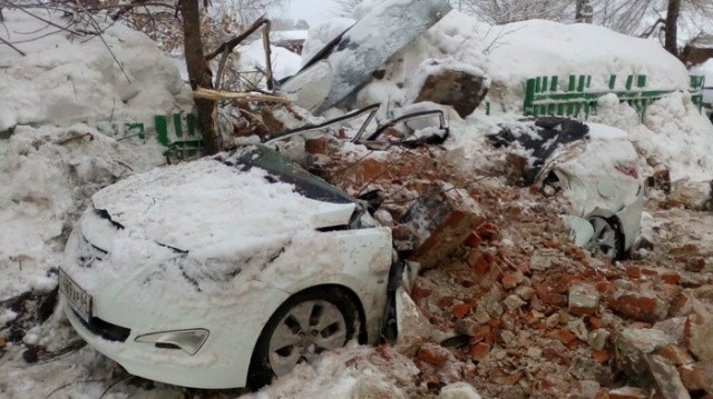 Из-за наледи на крыше пострадал автомобиль судьи (6 фото)