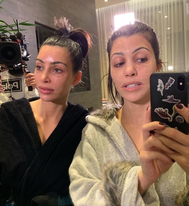 Ким и Кортни Кардашьян не узнать без макияжа (2 фото)