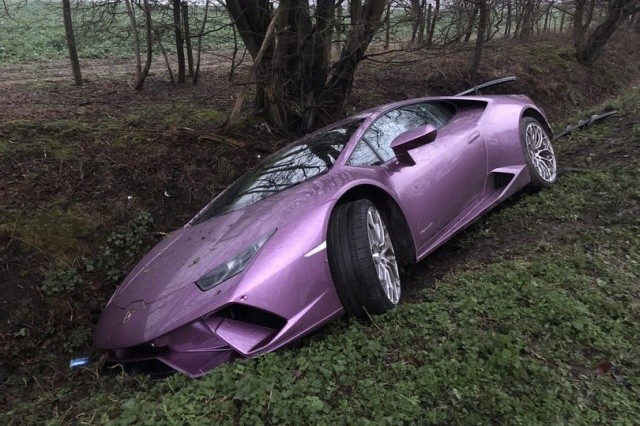 В Лондоне нашли оставленную в кювете Lamborghini (7 фото)