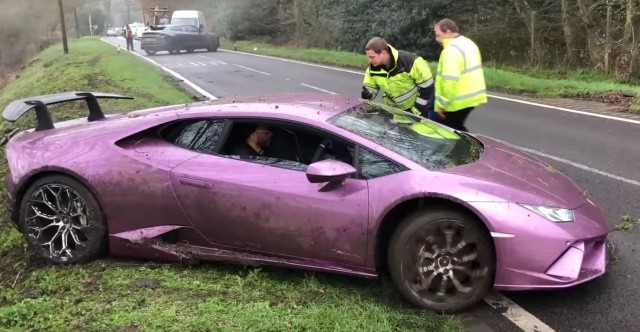 В Лондоне нашли оставленную в кювете Lamborghini (7 фото)