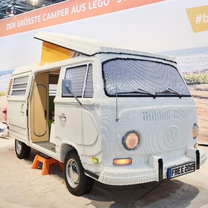 Полноразмерный кемпер Volkswagen T2 из кубиков Lego (13 фото)