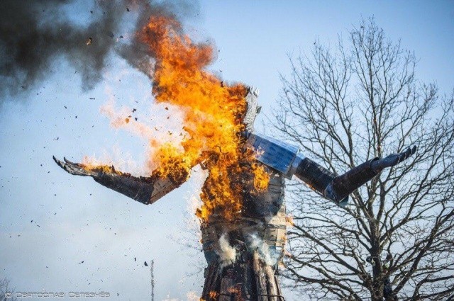 В парке "Аргамач" сожгли чучело Белого Ходока (5 фото)