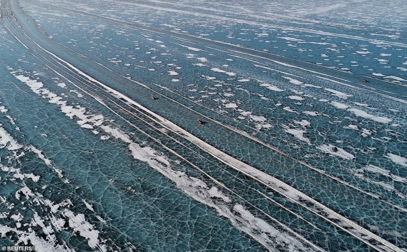 Автомобильная дорога по льдам Енисея