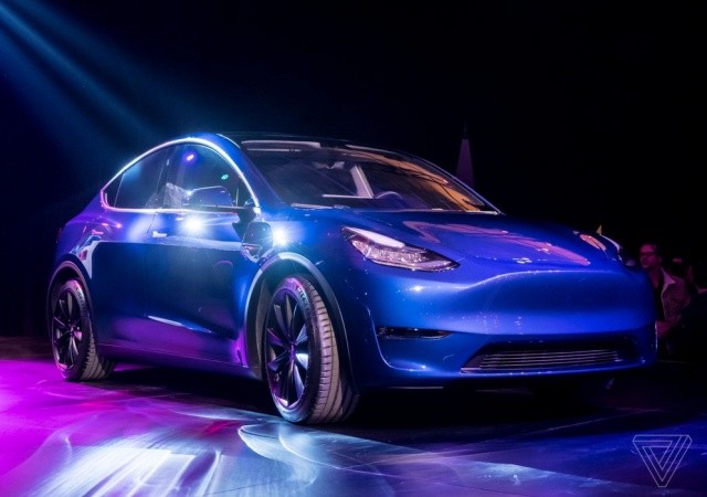 Tesla представила компактный электрический кроссовер Model Y (13 фото)