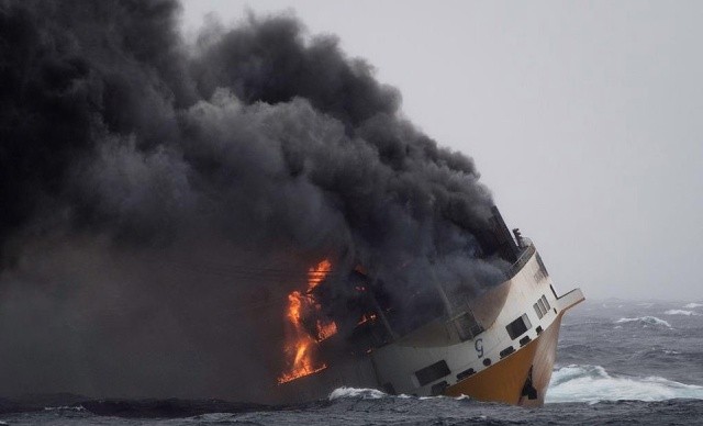 На побережье загорелось судно, перевозившее 2000 автомобилей (6 фото)
