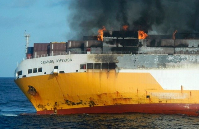 На побережье загорелось судно, перевозившее 2000 автомобилей (6 фото)