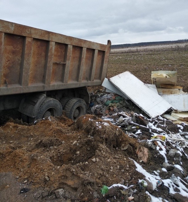 Водители не оставили безнаказанным "вывоз" строй- мусора (7 фото)