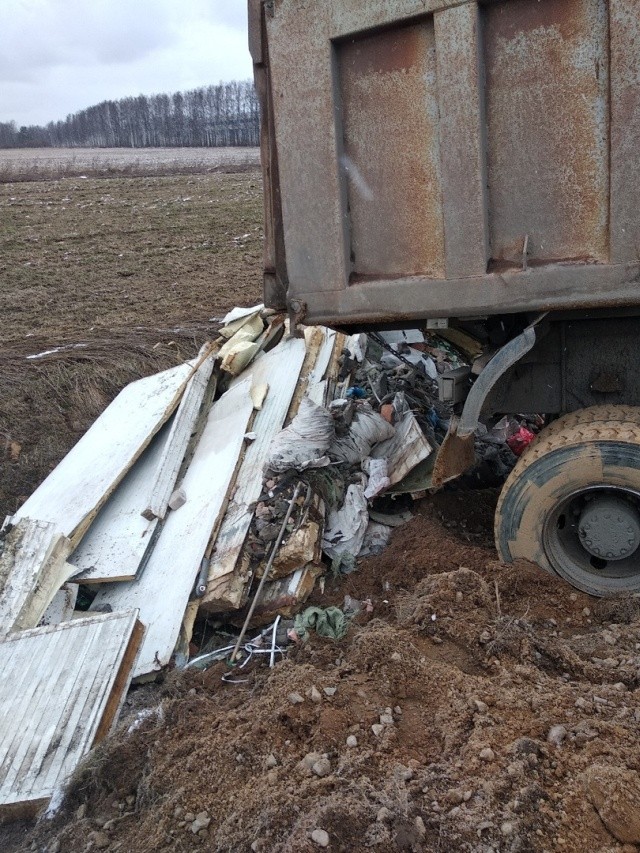 Водители не оставили безнаказанным "вывоз" строй- мусора (7 фото)