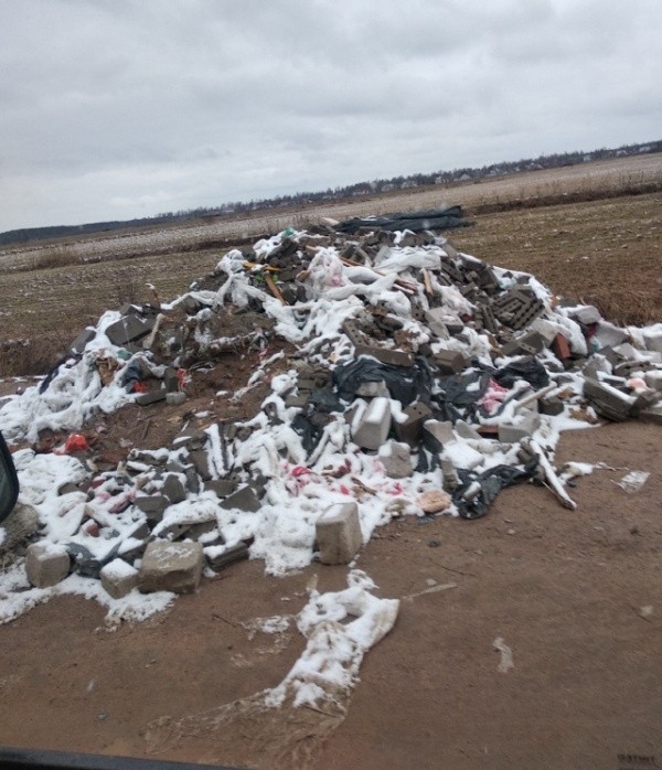 Водители не оставили безнаказанным "вывоз" строй- мусора (7 фото)