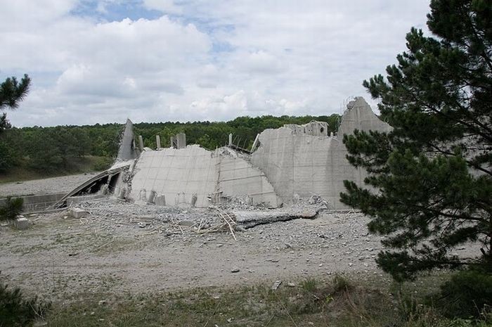 Снос огромной трубы (9 фото)