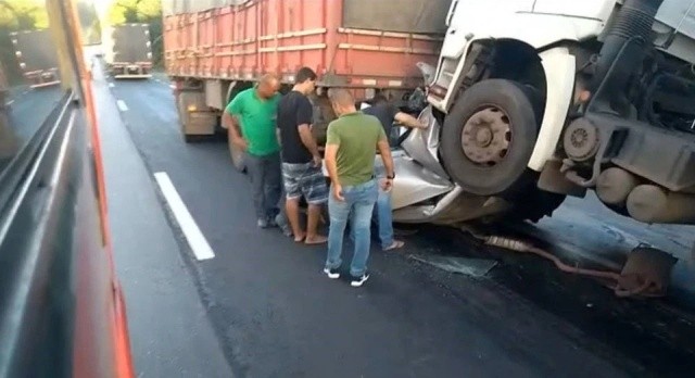 Водитель выжил в сплющенном грузовиками автомобиле (8 фото)