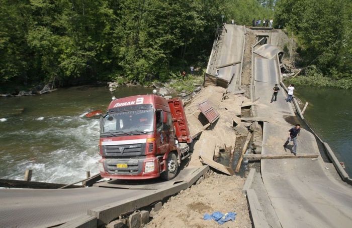 Мост обрушился из-за большого веса грузовика (7 фото)