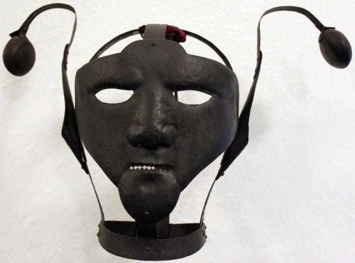 С помощью этой железной маски наказывали за сплетни (6 фото)