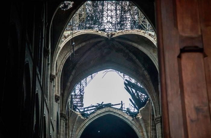 Внутри сгоревшего Нотр-Дам де Пари (10 фото)