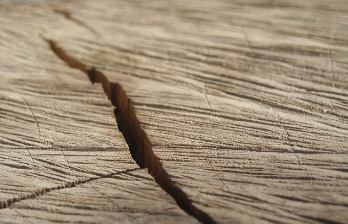 Простые способы заделать трещину в деревянном изделии (4 фото)
