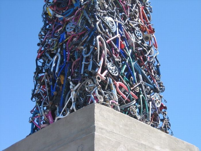 Памятник велосипеду (6 фото)
