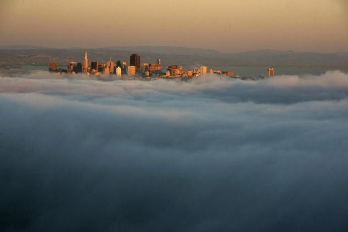 Города в облаках и тумане (18 фото)