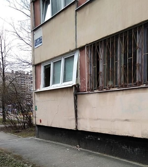 Гастарбайтеры снесли несущую стену в квартире панельной многоэтажки (5 фото)
