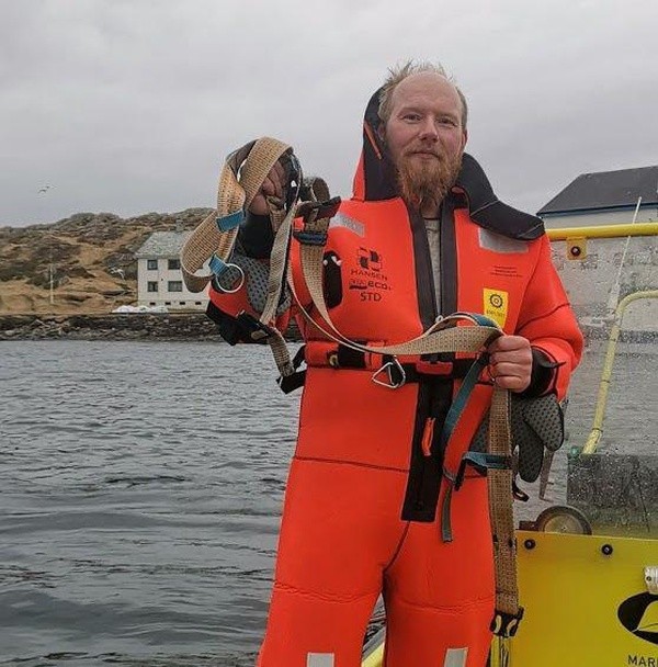 Норвежские рыбаки сняли с белухи подвес для камеры GoPro (7 фото)