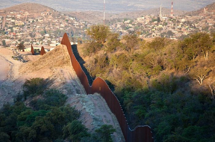Стена-граница между Мексикой и США (25 фото)