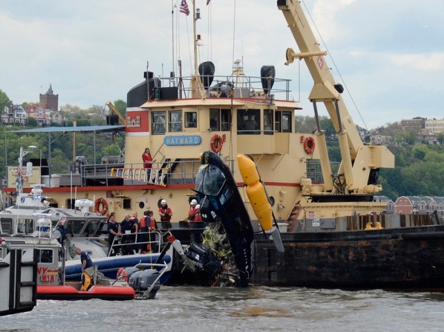 Падение вертолета в реку Гудзон в Нью-Йорке (4 фото)