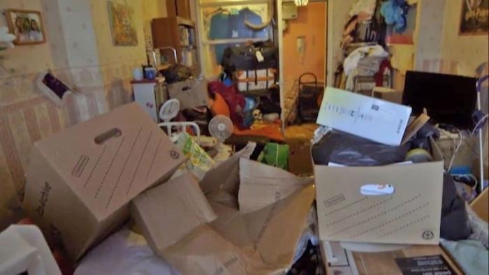 За 7 лет женщина очень сильно забила квартиру мусором (9 фото)
