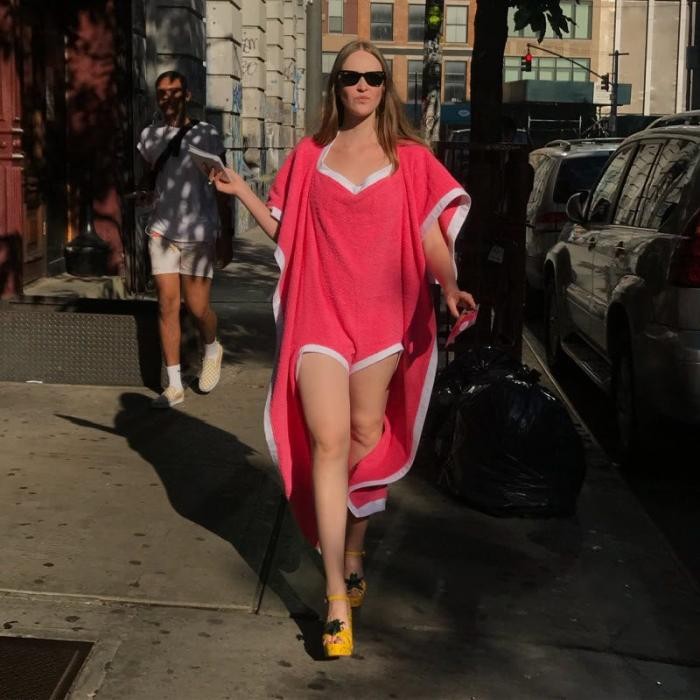 Дизайнер из Нью-Йорка соединила пляжное полотенце и купальник (7 фото)