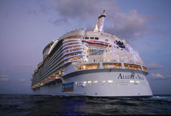 Круизный лайнер Allure of the Seas (36 фото)