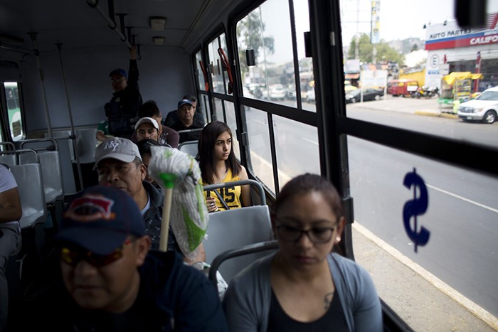 Зачем жители Мехико покупают муляжи мобильных телефонов (8 фото)