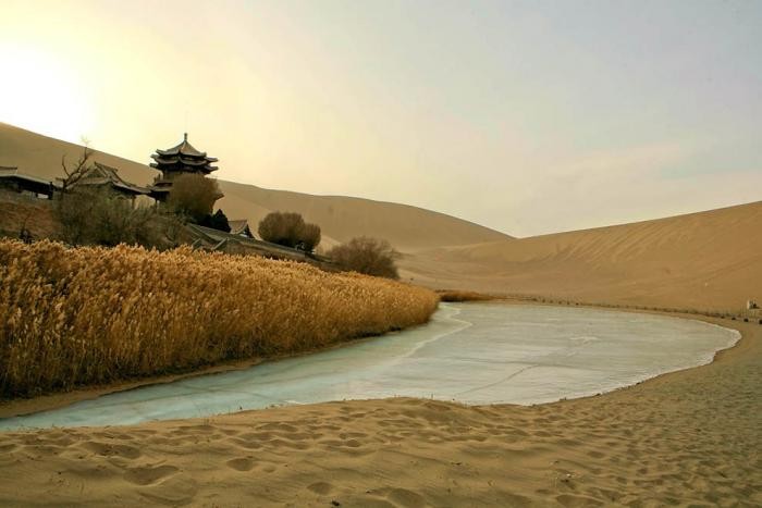 Китайский оазис в пустыне в форме полумесяца (14 фото)
