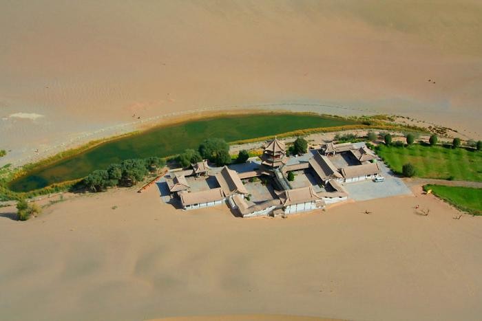 Китайский оазис в пустыне в форме полумесяца (14 фото)